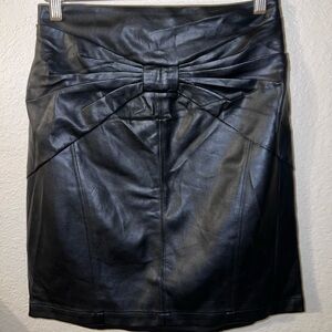 Bebe bow front mixed fabric skirt size 8